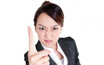 6. Mắt lộ hung quang: Những người phụ nữ lúc nào mắt cũng có sát khí, quắc lên là những người tính cách xung động, cấp bách thiếu nhẫn nại. Thường bị họa đầu tiên. Gia đình cũng khó mà yên ổn với tính khí lúc nào cũng sẵn sàng cáu giận của người phụ nữ này.