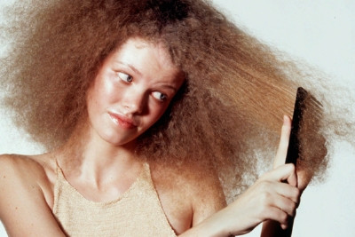 3. Chất tóc thô cứng: Người nữ có tóc thô cứng, tính cách ngang bướng, nóng nảy, bảo thủ, không nhu thuần, thiếu sự hấp dẫn với nam giới, khó có bạn trai. Kết hôn rồi gia đình cũng khó êm ấm vì tính khí ngang ngược của người phụ nữ này.