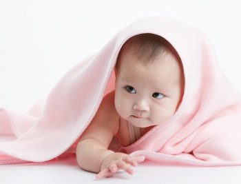 Tên có bộ Đậu (tức “Hạt đậu”, chữ Hán豆), Mễ (tức “Gạo”, chữ Hán米), Mạch (tức “Lúa mì”, chữ Hán麦), Hòa (tức “Thóc lúa”, chữ Hán禾). Ngựa không thể tách rời khỏi các loại ngũ cốc, vì vậy, thêm các chữ có ý nghĩa lương thực vào tên cho trẻ sinh năm Giáp Ngọ sẽ hàm ý cả đời trẻ được sống sung túc, dư dả, không phải lo phiền chuyện ăn uống. Một số tên phù hợp cho trẻ như: Hòa (thóc lúa), Tú (ưu tú), Tần, Lê (cây lê, quả lê), Giá (mùa màng, trồng trọt)…