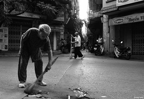 Trước Tết, người ta quét dọn nhà cửa, đường phố. Ảnh minh họa.