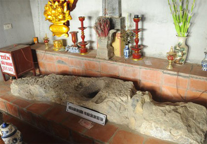 Phiến đá nàng Bình Khương đập đầu kêu oan cho chồng còn hằn nguyên vết lõm sâu in hình đầu người và hai bàn tay.