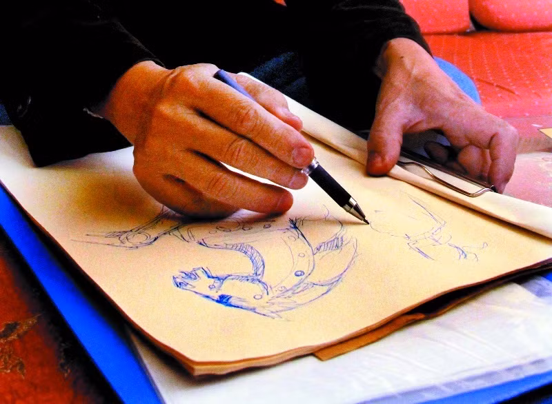 Theo thiết kế, tượng có chiều cao 11,07m, chiều rộng 13,5m, độ vươn ra là 16m với trọng lượng khoảng 85 tấn đồng mô phỏng hình ảnh cậu bé Gióng tay mang tre ngà, cưỡi ngựa sắt. Giặc tan, Thánh Gióng cởi áo giáp để lại ngang lưng chừng núi rồi phi ngựa bay về trời từ đỉnh núi đá Chồng (xã Phù Linh, huyện Sóc Sơn, Thành phố Hà Nội). Ảnh: Phác thảo ngựa sắt ban đầu của tác giả.