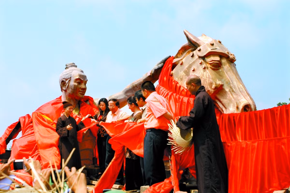 Nghi thức cắt băng khánh thành tượng đài.