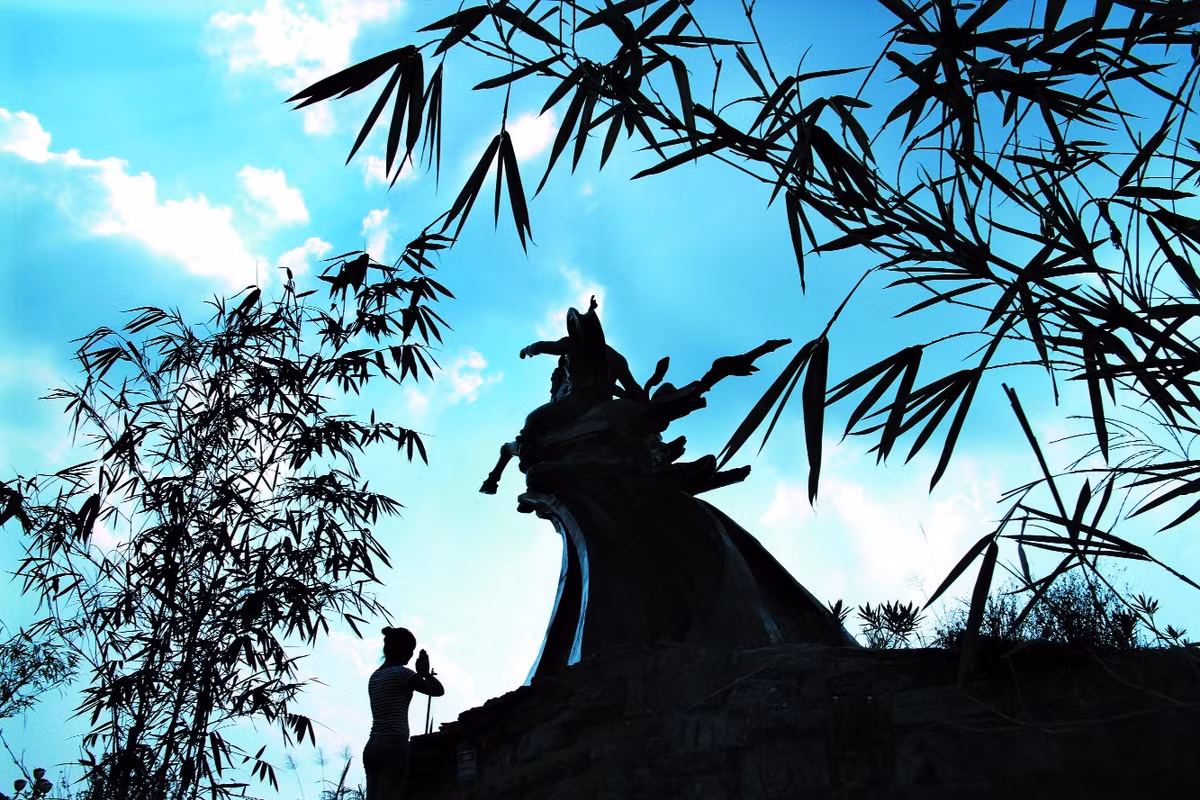 Theo truyền thuyết, giặc tan, đất nước thái bình, Đức ngài đã thăng thiên hóa Thánh.