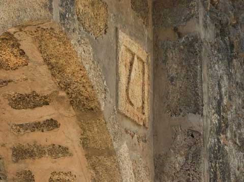 Bức tường còn sót lại của một nhà thờ Hồi giáo tại khu vực thành cổ Gedi.