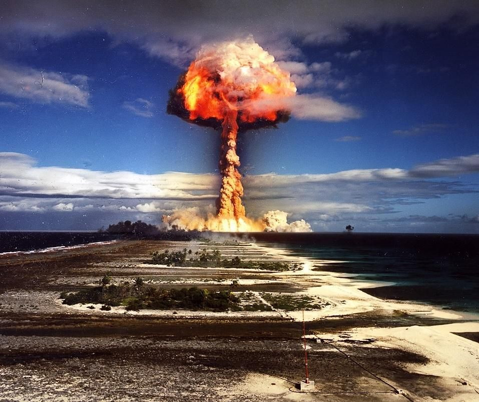 Ba năm sau, vào ngày 22/11/1955, đến lượt Liên Xô kích nổ quả bom hydro đầu tiên. Từ đây, cả hai siêu cường đều đã sở hữu “siêu bom” khiến thế giới nằm dưới sự đe dọa của một cuộc chiến tranh nhiệt hạch đáng sợ...