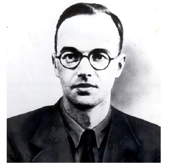 Theo các cáo buộc, khi làm việc tại trụ sở chương trình phát triển bom nguyên tử của Mỹ trong Thế chiến II, Fuchs đã cung cấp cho Liên Xô thông tin chính xác về chương trình nguyên tử của Mỹ.