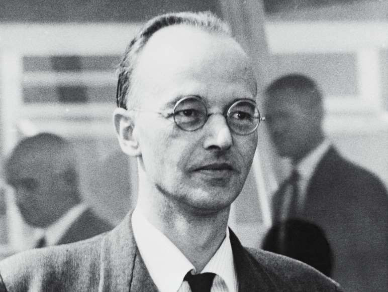 Ba tháng sau, Klaus Fuchs, nhà vật lý gốc Đức, người giúp Mỹ chế tạo bom nguyên tử đầu tiên, đã bị bắt vì tiết lộ bí mật hạt nhân cho Liên Xô.