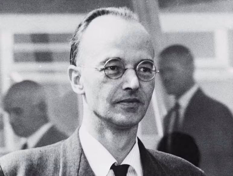 Ba tháng sau, Klaus Fuchs, nhà vật lý gốc Đức, người giúp Mỹ chế tạo bom nguyên tử đầu tiên, đã bị bắt vì tiết lộ bí mật hạt nhân cho Liên Xô.