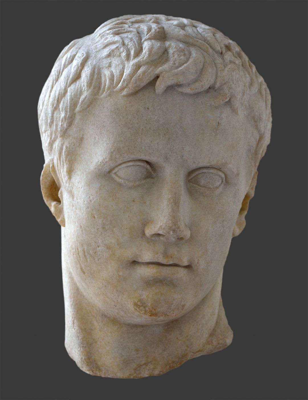 Theo di chúc, Caesar chọn Octavian, con trai nuôi của ông, là người thừa kế duy nhất. Octavian đã thề sẽ trả thù những kẻ gây ra vụ ám sát.