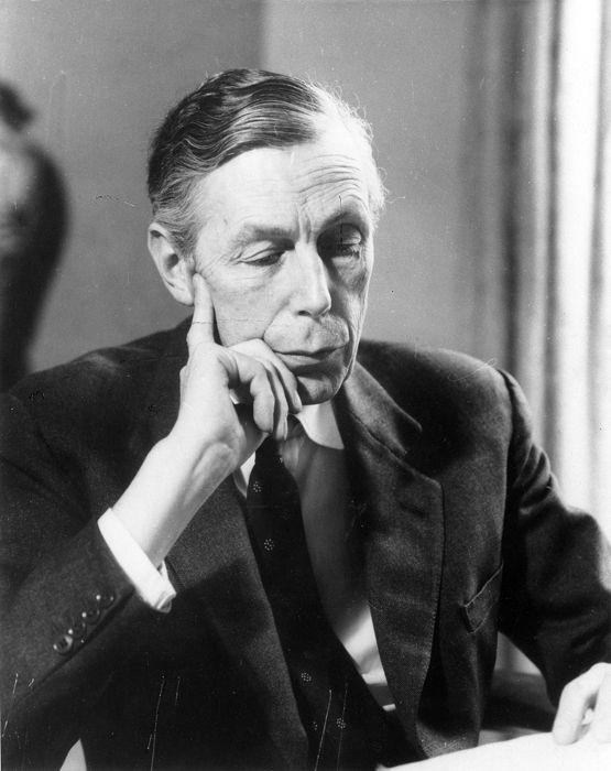 Đầu lĩnh của nhóm là Blunt, người được tuyển chọn vào tổ chức NKVD (sau này là KGB) khi còn giảng dạy tại Đại học Cambridge. Tại ngôi trường này, Blunt đã tuyển chọn ba người còn lại, lúc này đều là sinh viên.