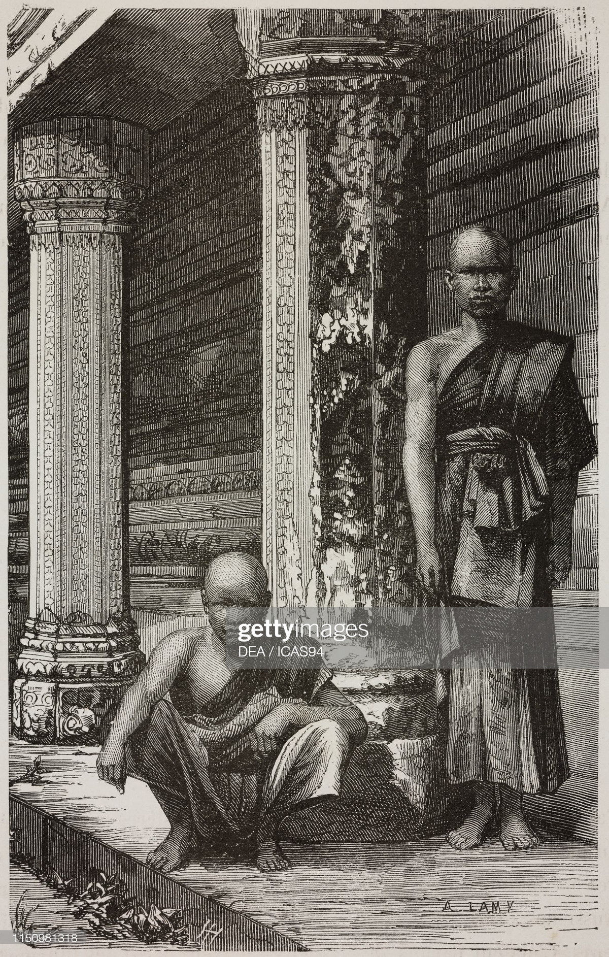 Các nhà sư bên hàng cột được chạm khắc tinh xảo của đền tháp Angkor.