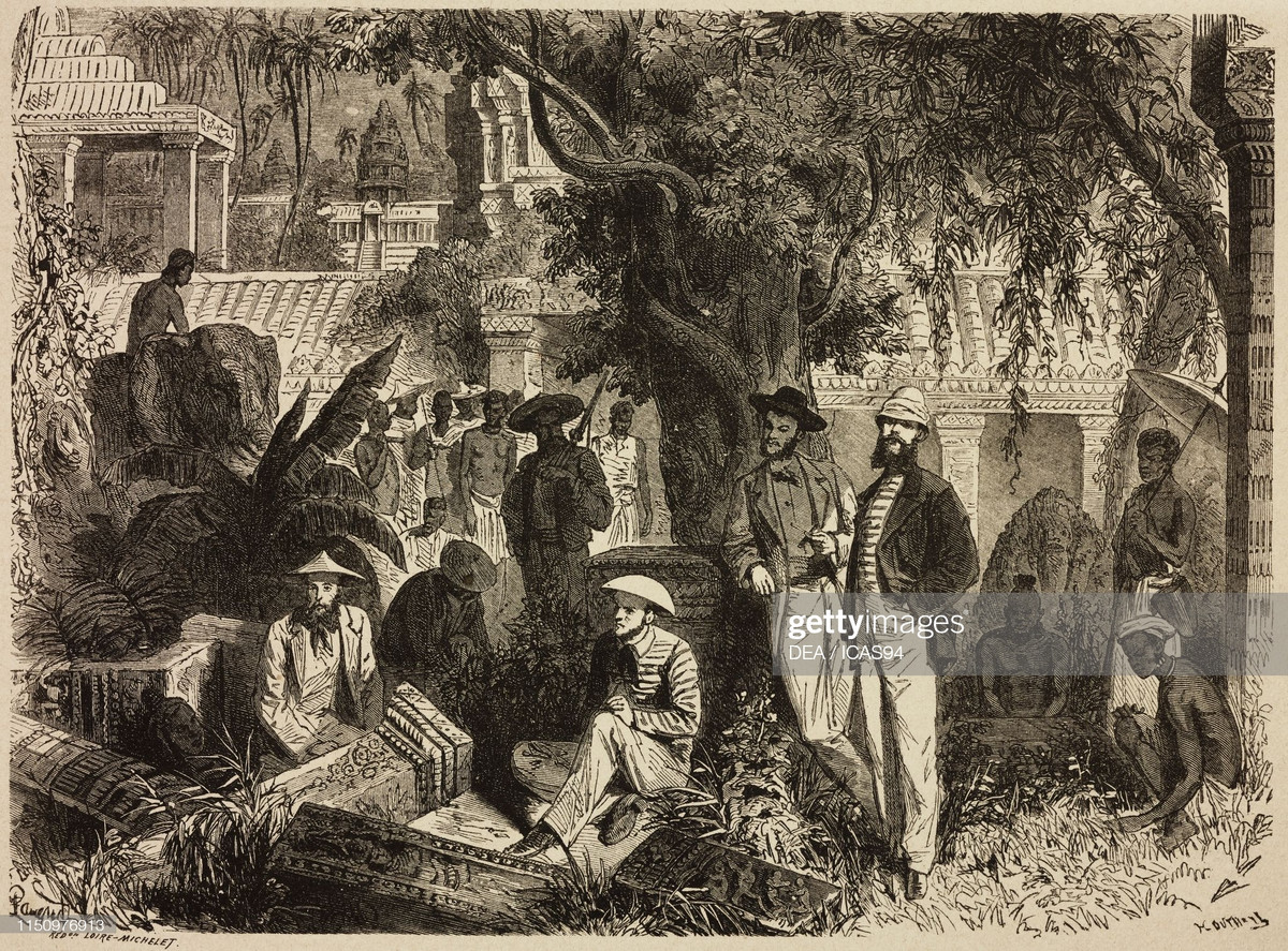 Quan chức Pháp giữa những tàn tích của Angkor.