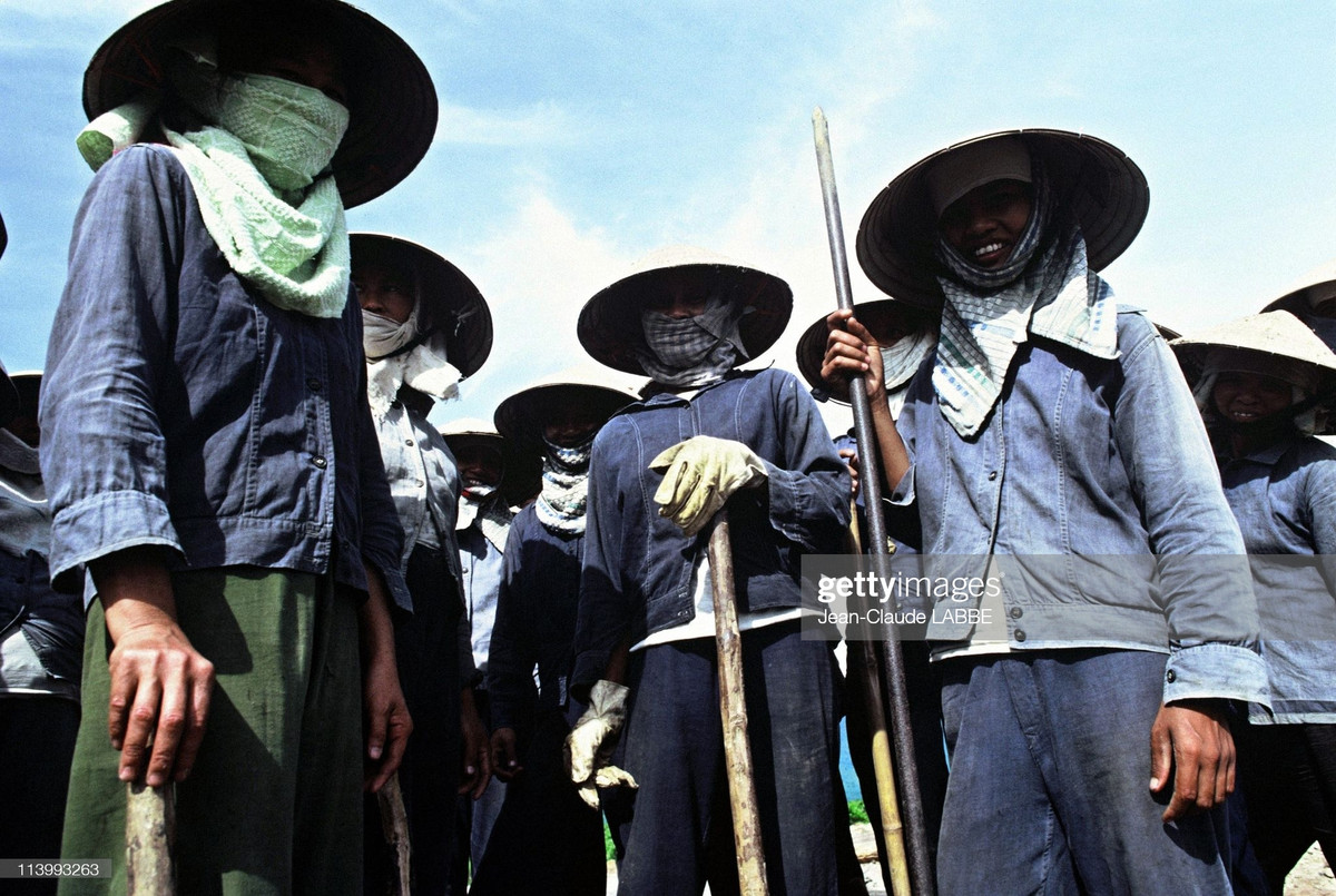 Các nữ công nhân tại một công trường xây dựng cầu.