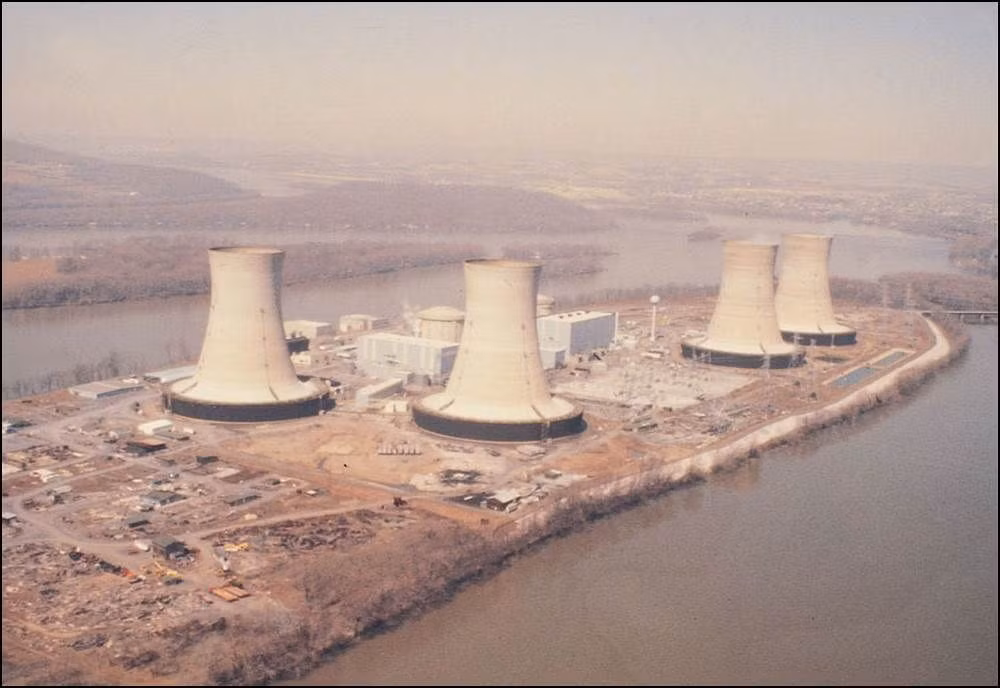 Đến tối cùng ngày, nhiệt độ bắt đầu giảm và áp suất trong lò phản ứng cũng giảm dần khi mà chỉ còn chưa đầy một giờ đồng hồ nữa là lõi sẽ tan chảy hoàn toàn. Sau tình huống ngàn cân treo sợi tóc này, tưởng như khủng hoảng đã qua đi.