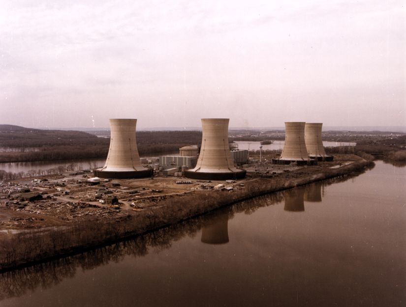 Sau 8 giờ sáng, tin tức về vụ tai nạn đã rò rỉ ra bên ngoài. Công ty sở hữu nhà máy, Metropolitan Edison, tìm cách hạ thấp mức độ khủng hoảng và tuyên bố rằng không có bức xạ nào được phát hiện ngoài sân nhà máy.