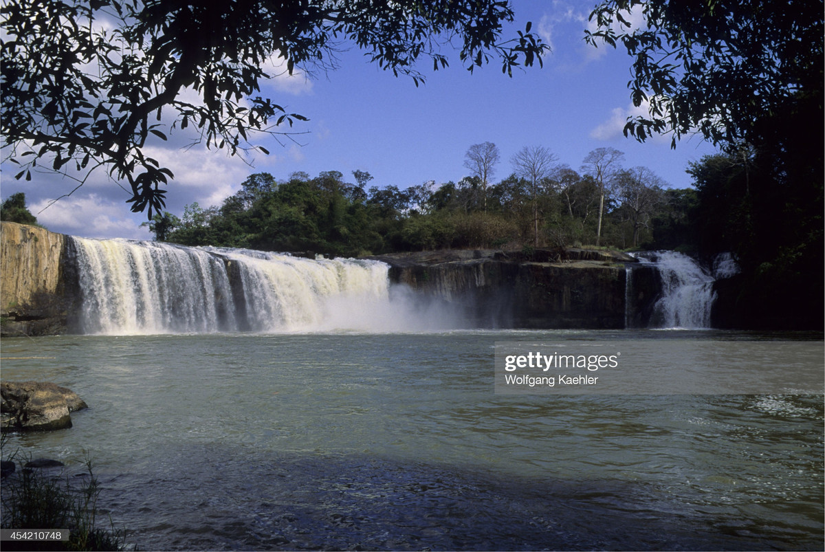 Thác Dray Sap, thắng cảnh nổi tiếng nằm cách Buôn Ma Thuột 30 km về phía Nam, ngày nay thuộc địa phận tỉnh Đăk Nông.