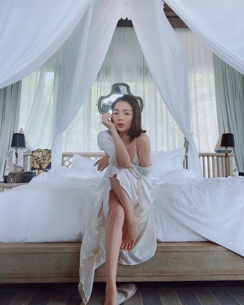 Le Quyen trung thanh voi vay 2 day ren 