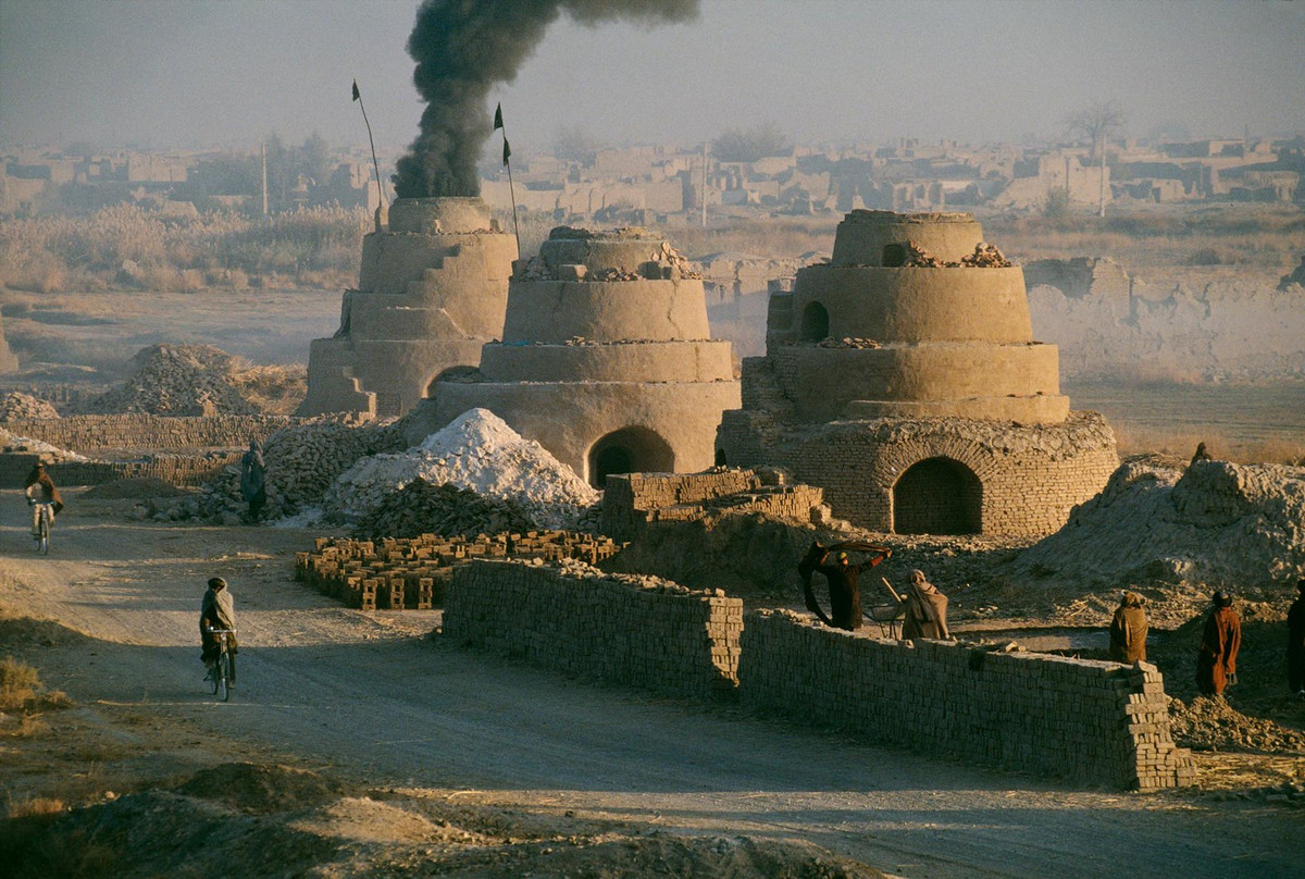 Những lò gạch hình nón ở ngoại ô Kandahar, thành phố lớn thứ hai của Afghanistan, 1992. Các cơ sở sản xuất gạch bùn này hoạt động hết công suất để phục vụ nhu cầu tái thiết những ngôi nhà bị san phẳng trong chiến tranh.