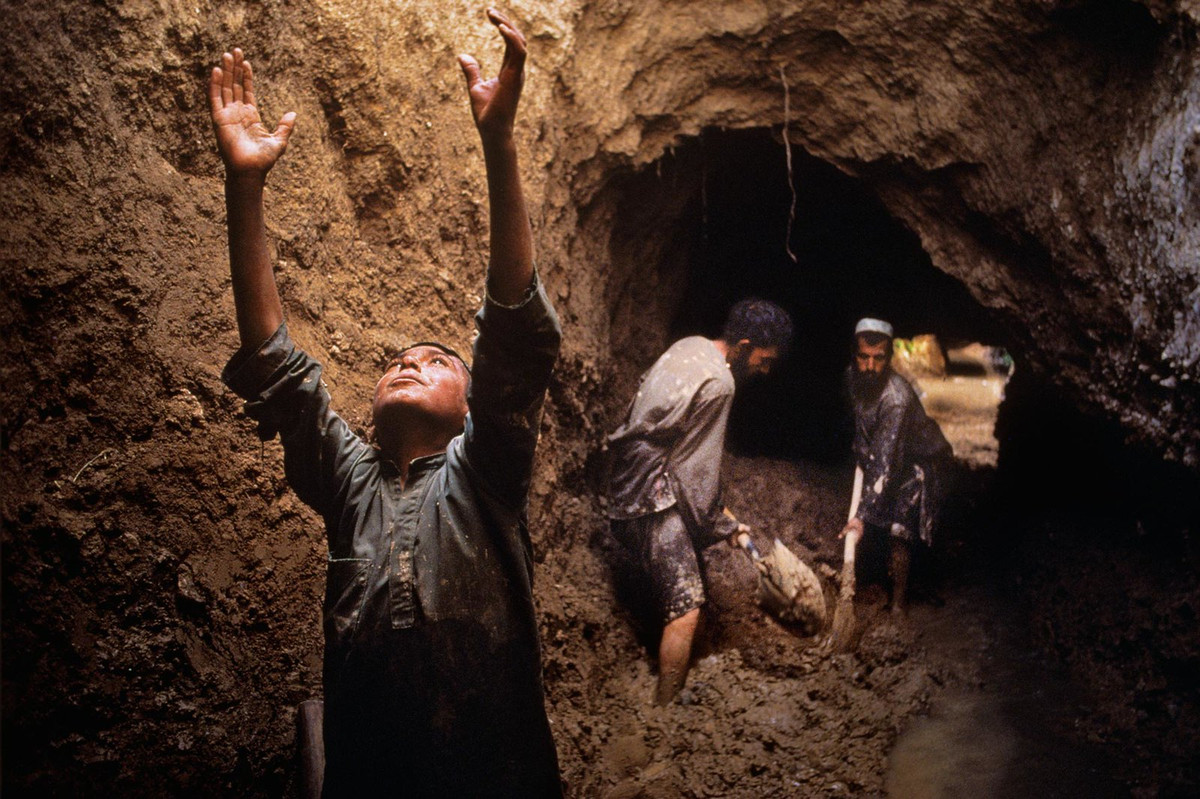 Người dân ở một ngôi làng gần Kandahar dọn sạch phù sa tích tụ trong một kênh thủy lợi ngầm ở địa phương, thường dùng để tưới cho những vườn nho ở khu vực này của Afghanistan.