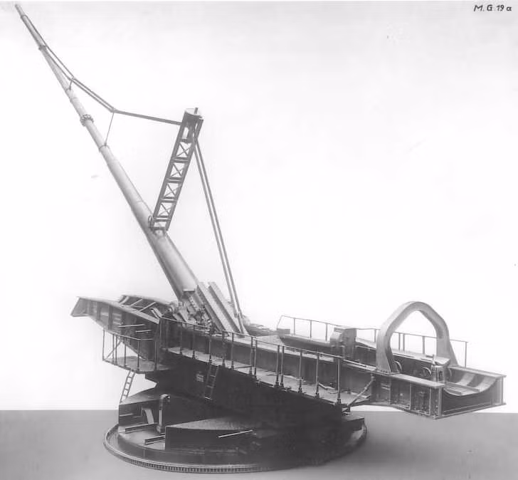 Loại súng mà sau này được gọi là Paris Kanone (đại bác Paris) được hãng Krupps sản xuất, có cỡ nòng 210 mm và chiều dài nòng 36 mét. Nó có thể bắn đạn đi xa đến 40 km.