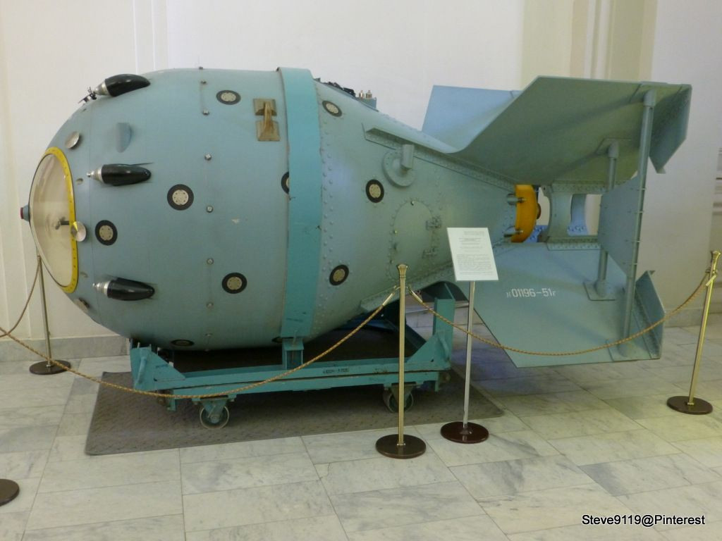 Ngoài ra, Mỹ đã thất bại toàn diện trong nỗ lực ngăn chặn sự thâm nhập của điệp viên Liên Xô vào chương trình vũ khí hạt nhân. Vì vậy, Liên Xô đã cho thử bom hạt nhân sớm hơn nhiều năm so với dự kiến của Nhà Trắng.