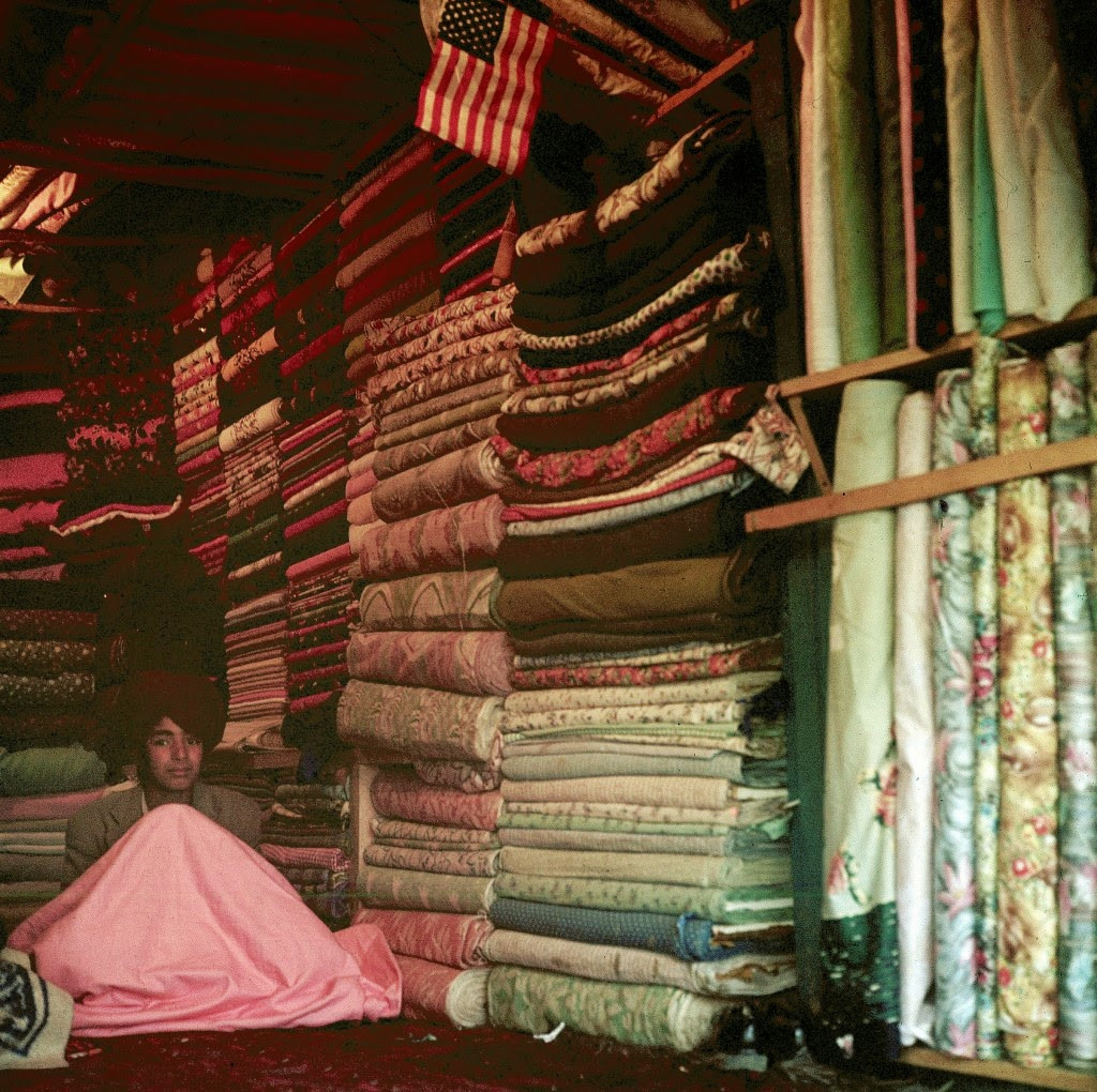 Vải vóc chất đống trong một hiệu vải.