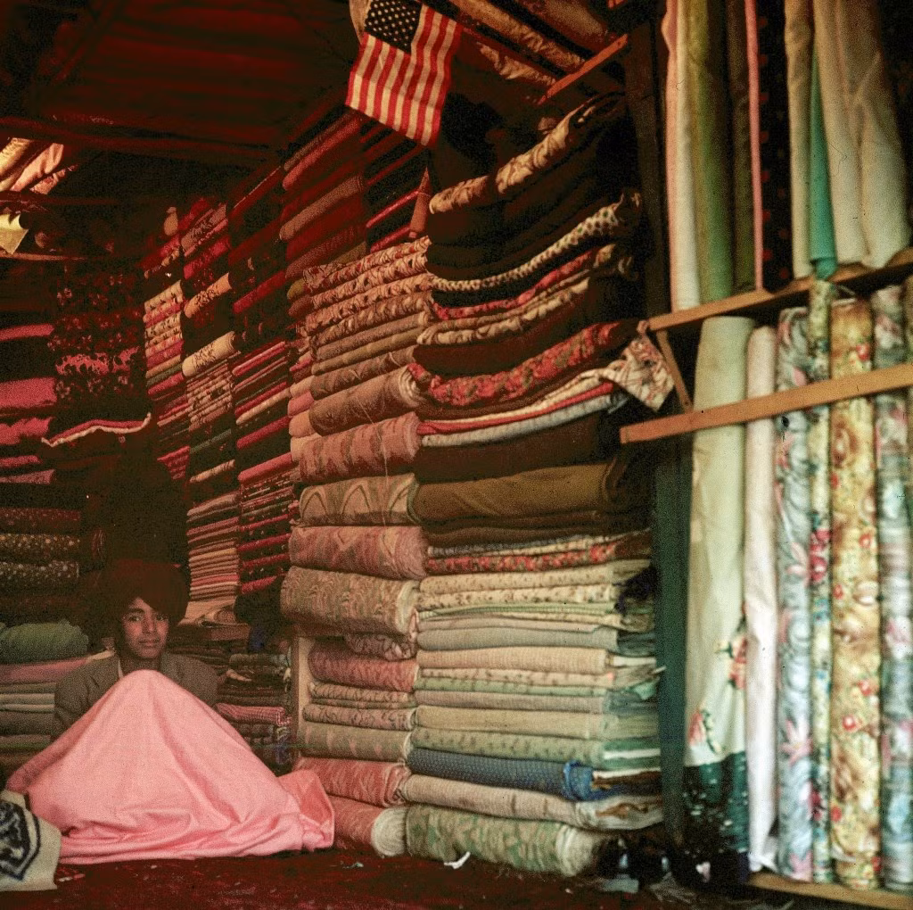 Vải vóc chất đống trong một hiệu vải.