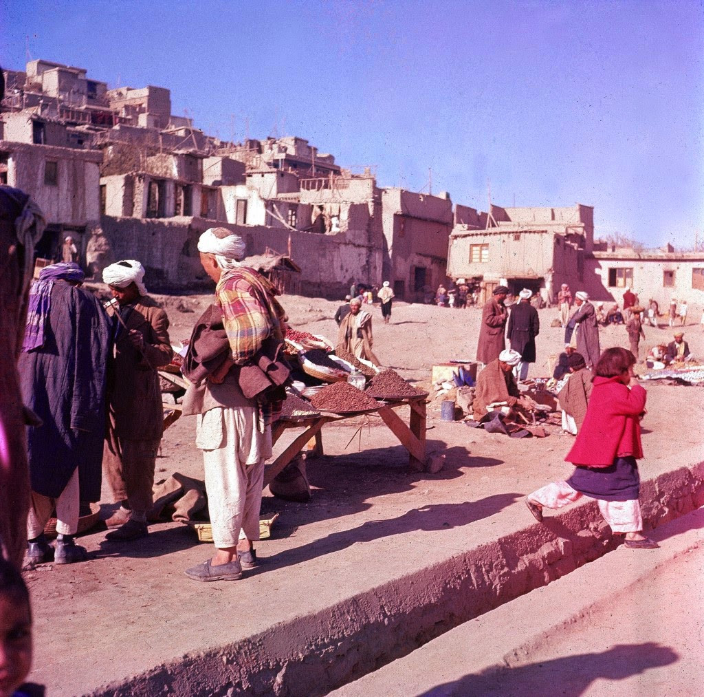 Cảnh họp chợ ngoài trời.