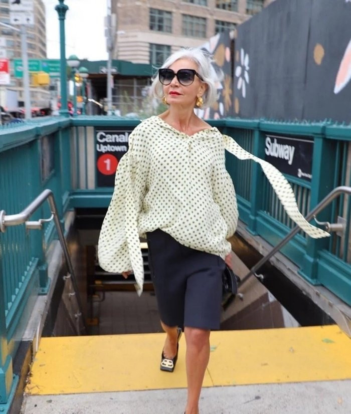 Quý bà 56 tuổi vẫn mặc đẹp sành điệu bất chấp Quy ba 56 tuoi van mac dep sanh dieu bat chap