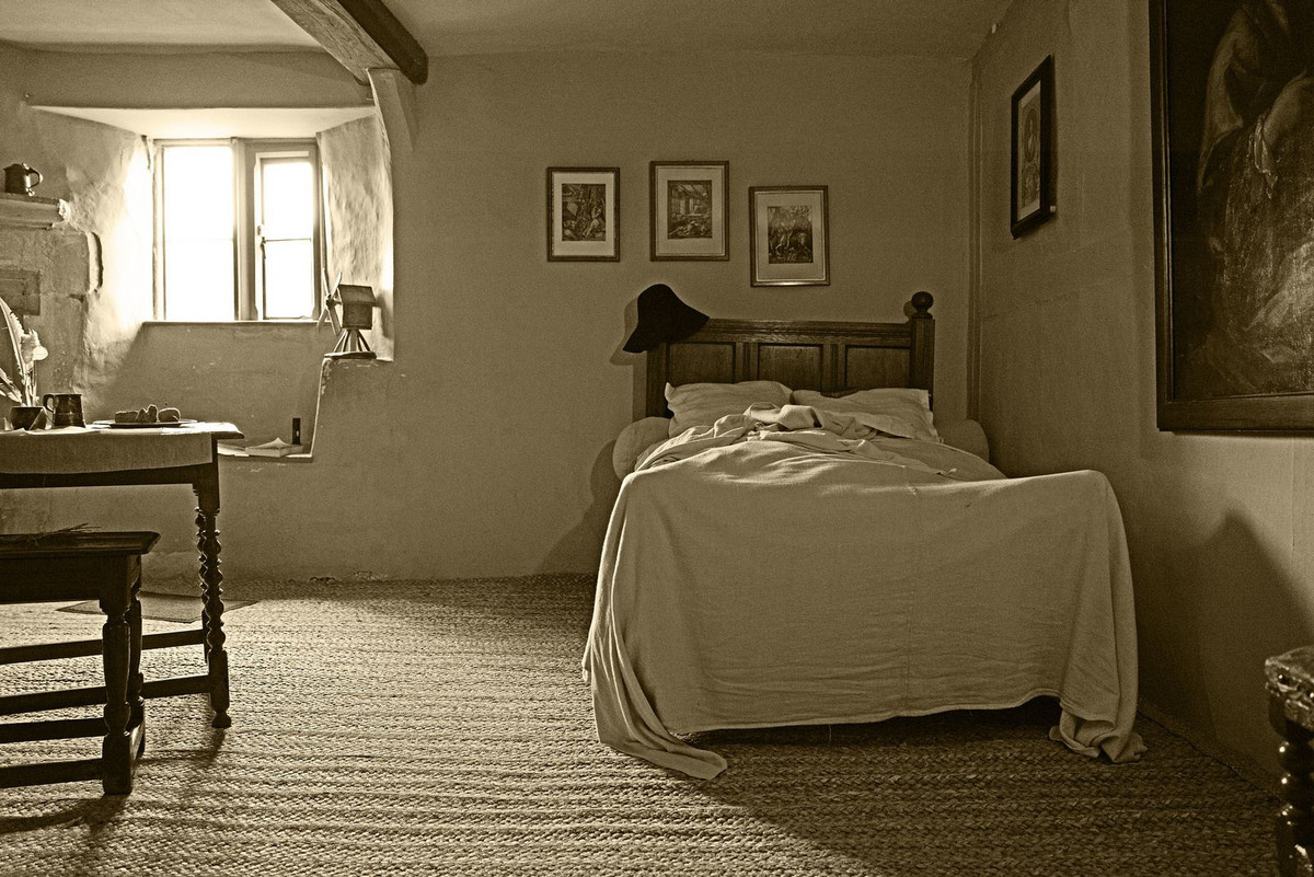 Dù không có giáo sư để hướng dẫn, Newton vẫn học hành hiệu quả. Quãng thời gian hơn một năm ông không đến trường về sau được gọi là annus mirabilis, hay “năm của những điều kỳ diệu”.