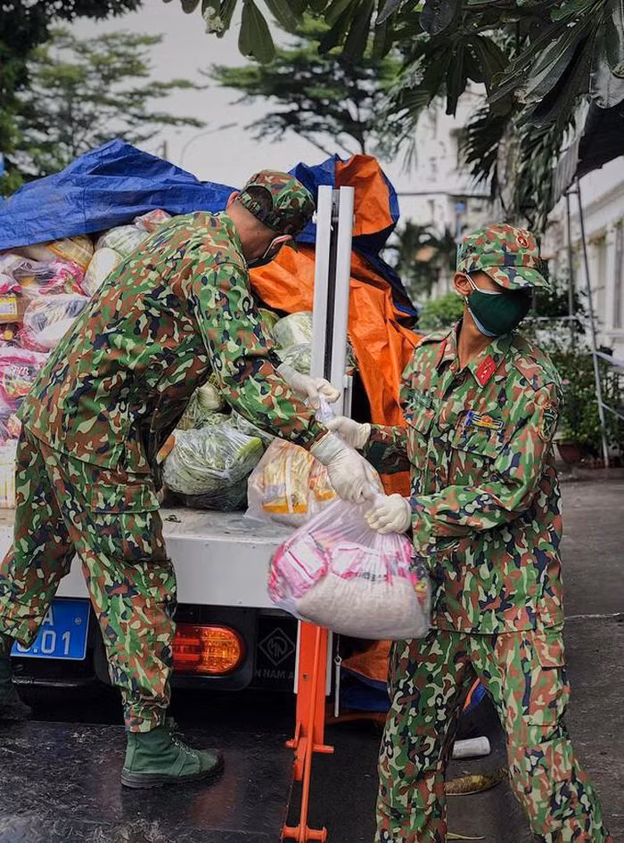 Hinh anh nguoi linh trong tam dich khien trai tim ai cung tan chay-Hinh-5