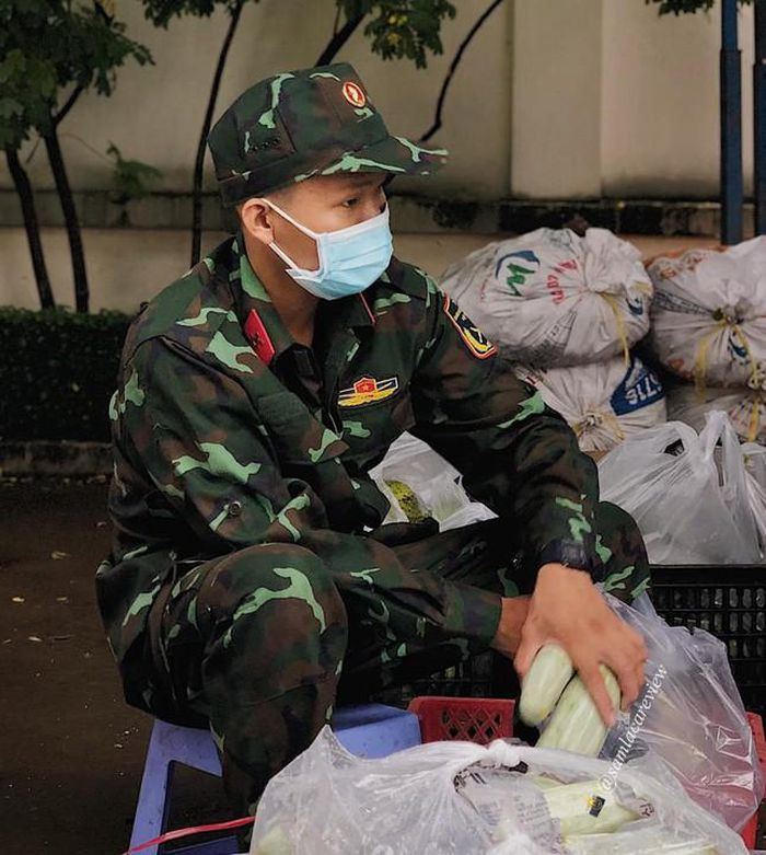 Hinh anh nguoi linh trong tam dich khien trai tim ai cung tan chay-Hinh-2