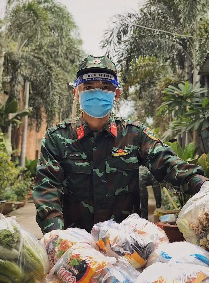 Hinh anh nguoi linh trong tam dich khien trai tim ai cung tan chay