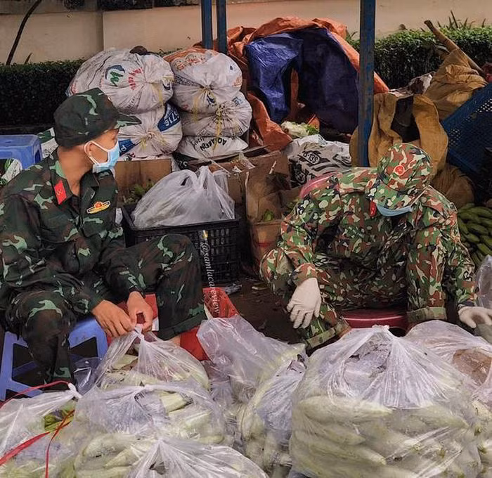 Hinh anh nguoi linh trong tam dich khien trai tim ai cung tan chay-Hinh-4