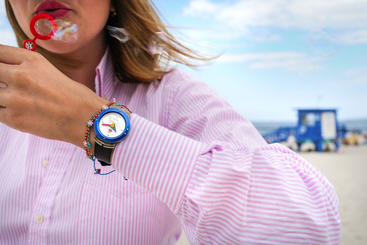 Dây đeo của Apple Watch 1995 làm bằng cao su với chữ Mac OS, tên gọi được Apple sử dụng từ năm 1997. Trước đó, hệ điều hành cho máy tính Macintosh có tên đơn giản là System. Phiên bản trong ảnh được thay dây da bởi dây cao su kèm theo đã bị gãy sau nhiều năm bảo quản. Một số chi tiết trên đồng hồ cũng bị cũ theo thời gian.