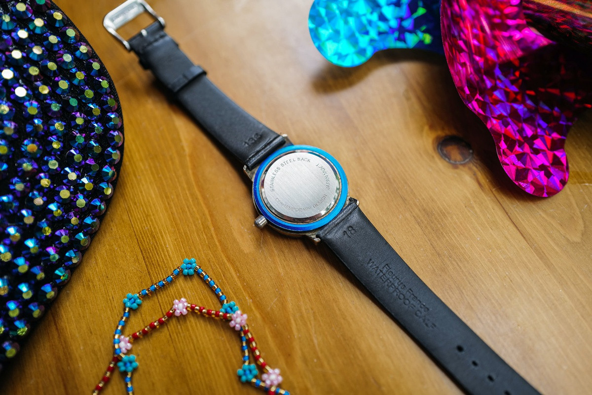 Nắp lưng của Apple Watch 1995 có thiết kế kín, làm bằng thép không gỉ. Góc dưới nắp lưng là dòng chữ "Contemporary Design" (Thiết kế đương đại). Đây là một trong những phụ kiện được giới sưu tầm săn đón bởi độ hiếm của chúng. Trên Reddit hay eBay, nhiều người thậm chí không tin Apple từng sản xuất đồng hồ đeo tay. Nhiều người sẵn sàn trả 4.500 USD, tương đương hơn 100 triệu đồng để sở hữu sản phẩm độc đáo này.