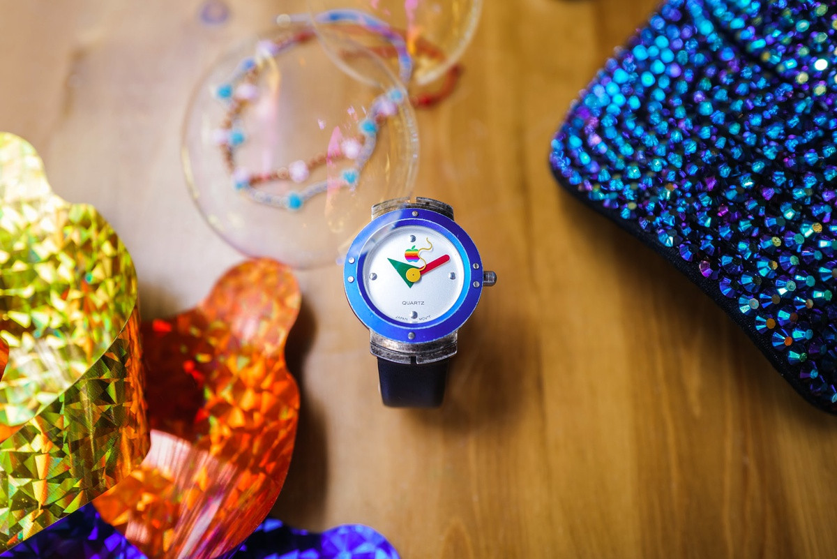 Dù chỉ là quà tặng, một số chi tiết trên Apple Watch 1995 đã trở thành tiêu chuẩn trong những thiết bị tương lai của Apple. Vỏ đồng hồ làm bằng thép không gỉ, viền phủ nhôm mạ màu xanh. Theo Hodinkee, đây là chất liệu được Apple sử dụng trên các dòng MacBook, iPhone và Apple Watch. Viền đồng hồ còn đính các chấm nhỏ bằng thép ở vị trí 3, 6, 9 và 12 giờ.