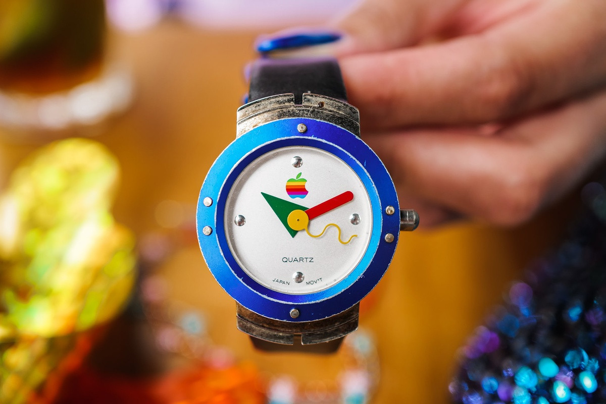 Mặt đồng hồ của Apple Watch 1995 khá đơn giản với 4 dấu chấm thể hiện vị trí 3, 6, 9 và 12 giờ. Chữ Quartz thể hiện đồng hồ dùng tinh thể thạch anh để đếm thời gian, còn chữ Japan Mov't cho thấy sản phẩm dùng bộ máy do Nhật sản xuất.