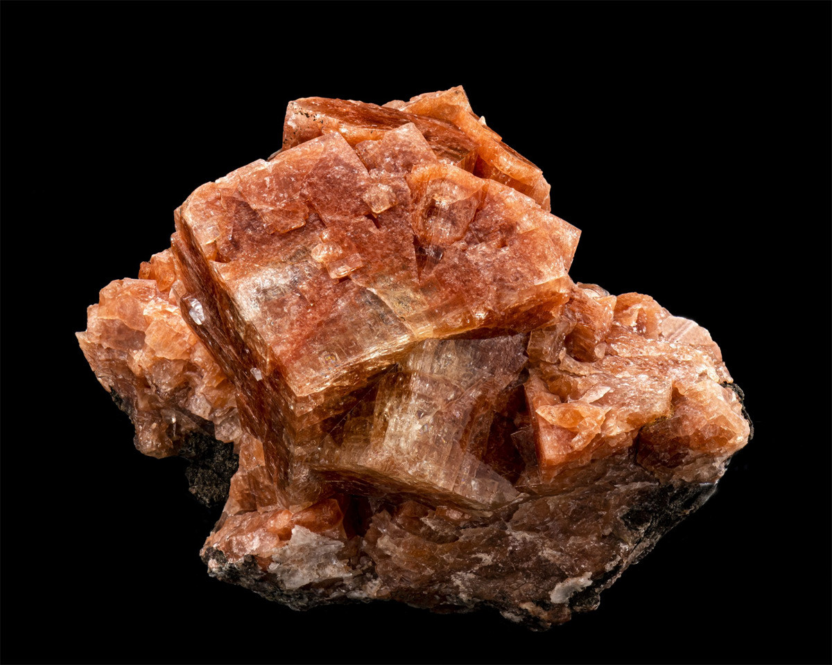 Chabazite là khoáng vật aluminosilicat canxi, natri ngậm nước. Tinh thể chabazite có thể có màu cam, trắng, vàng hoặc hồng.