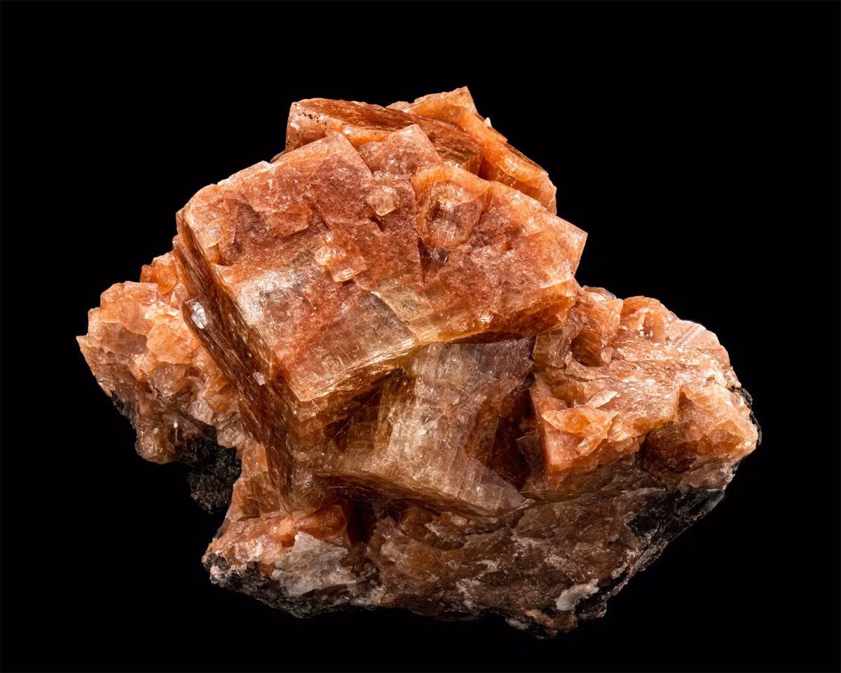 Chabazite là khoáng vật aluminosilicat canxi, natri ngậm nước. Tinh thể chabazite có thể có màu cam, trắng, vàng hoặc hồng.