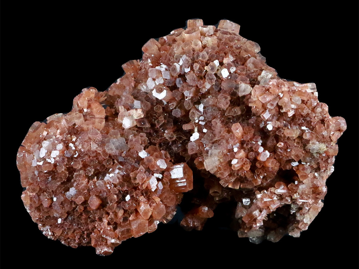 Aragonite là cacbonat canxi có bản chất hóa học tương tự canxit, nhưng có cấu trúc tinh thể khác biệt và ít phổ biến hơn nhiều.