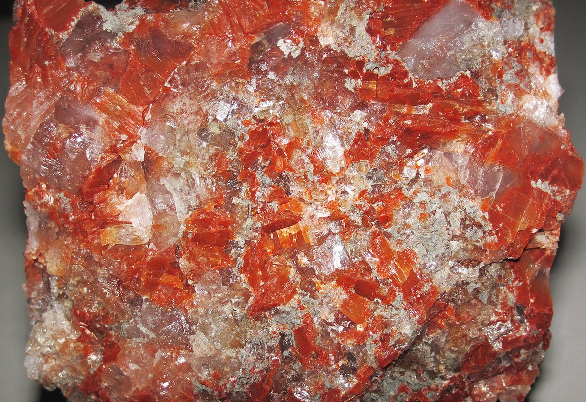 Polyhalite là sunfat magiê canxi kali ngậm nước, thường có màu đỏ cam. Khoáng vật này rất phổ biến trong các mỏ muối biển.