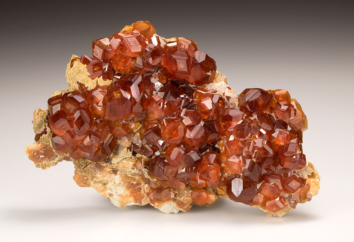 Spessartine là một loại granat nhôm mangan nesosilicat thường xuất hiện trong đá granit pegmatit và một số loại đá phyllit biến chất. Khoáng vật màu cam này cũng là một loại đá quý.