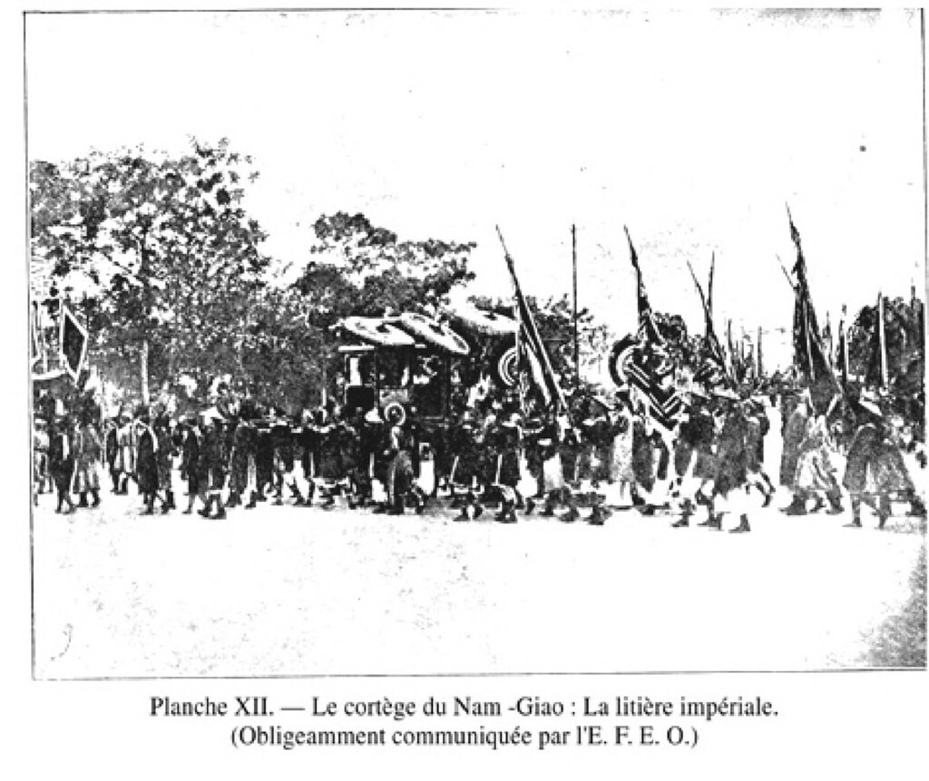 Đoàn người mang ô lọng, cờ hiệu đi từ Kinh thành đến đàn Nam Giao.