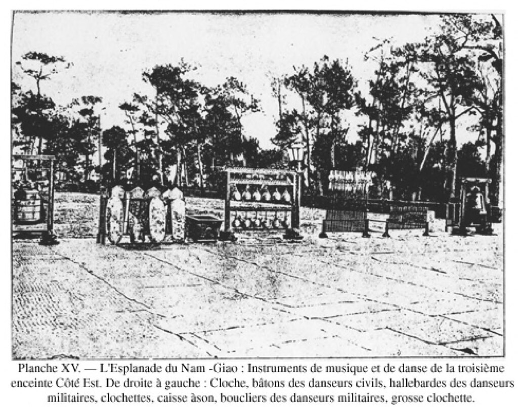 Các dụng cụ của dàn nhạc vũ được bày gần nơi tế lễ. Chính giữa là biên chung, một loại nhạc cụ độc đáo của hoàng cung nhà Nguyễn.