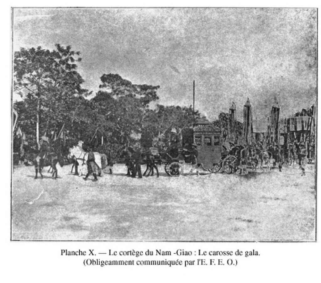 Xe ngựa chở nhà vua tới đàn Nam Giao.