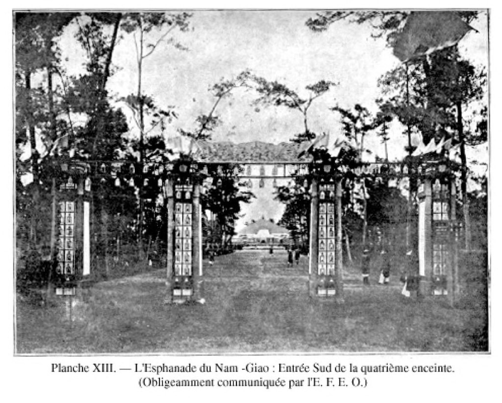 Tại lối vào phía Nam của đàn Nam Giao.