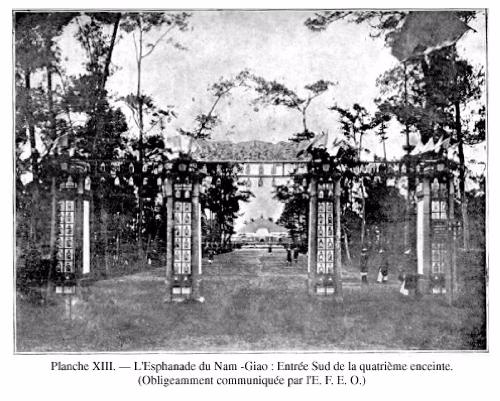 Tại lối vào phía Nam của đàn Nam Giao.