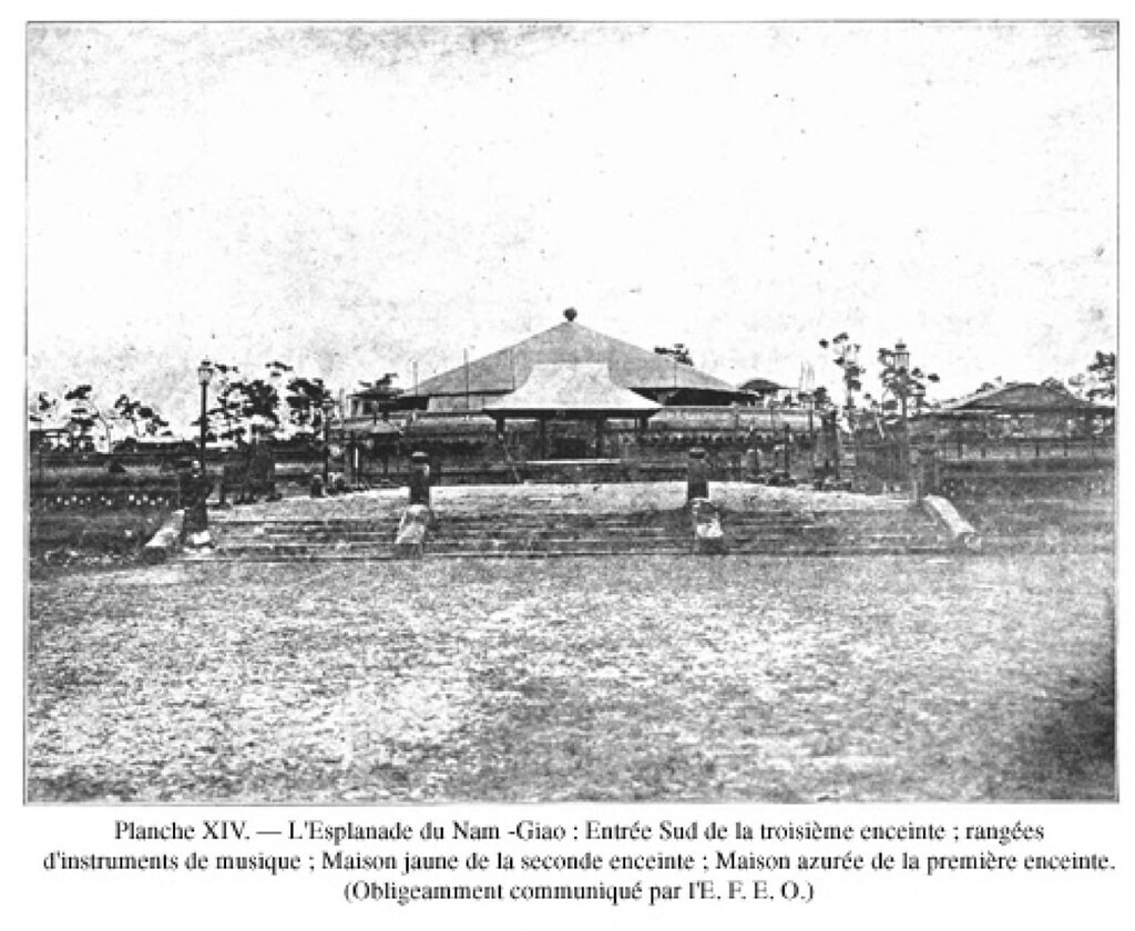 Các bậc thang dẫn lên đàn tế, nơi một căn lán lớn đã được dựng để phục vụ lễ tế đàn Nam Giao.